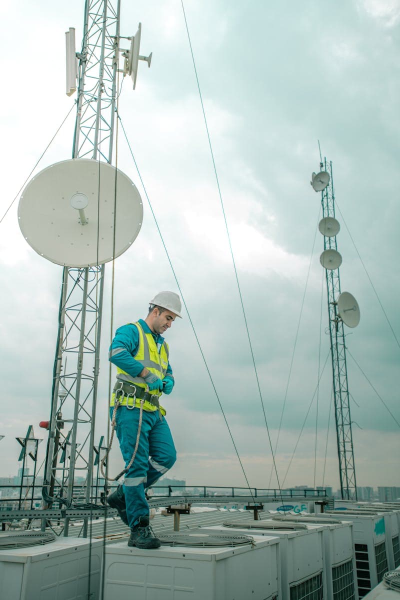 Instalador de telecomunicaciones trabajando en azotea de edificio